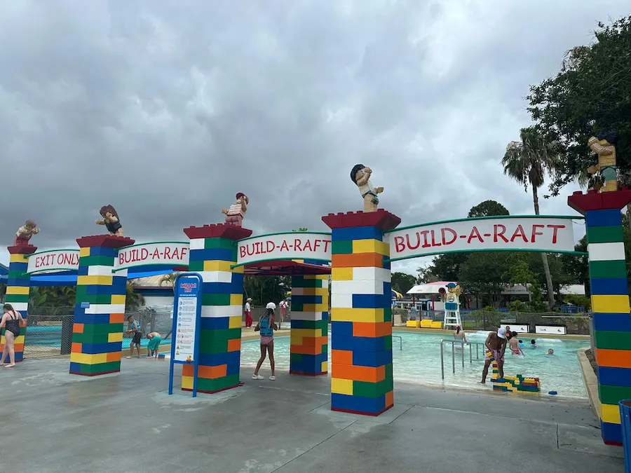 Entrada a la atracción Build-A-Raft en el parque acuático de Legoland Florida con estructuras coloridas de Lego