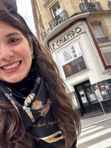 Esquina clásica parisina mostrando el cine Le Champo, un cine de barrio que evoca nostalgia con su fachada vintage y marquesina, rodeado de calles llenas de vida y edificios históricos.
