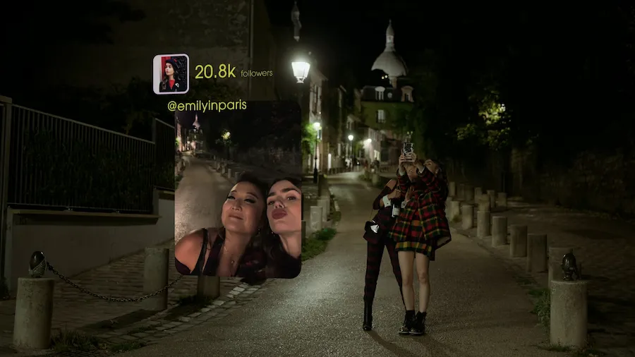 Emily y Mindy caminando por la calle en Montmatre, haciendo pose de selfie