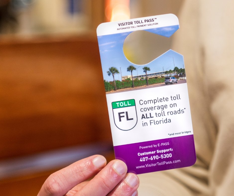 Persona sosteniendo un Visitor Toll Pass de Florida, un dispositivo para el pago automático de peajes, que ofrece cobertura total en todas las carreteras con peaje en el estado.