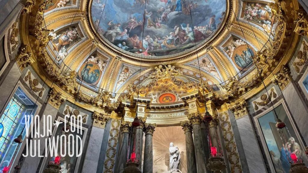 Interior de Saint-Sulpice, iglesia barroca con una cúpula pintada con frescos celestiales y decoración dorada, acompañada de columnas de mármol y vitrales coloridos.