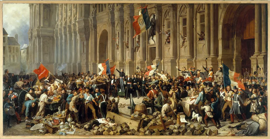 Obra que representa una escena de la Revolución Francesa con ciudadanos y banderas frente al Hôtel de Ville de París.