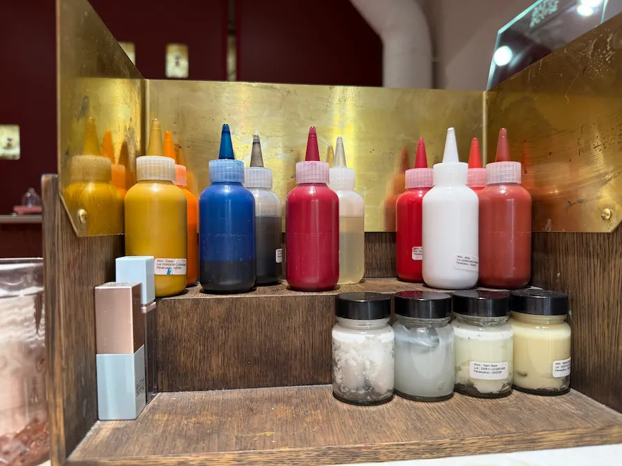 Frascos y envases de pigmentos de colores en el taller de Baton Rouge en París, utilizados para crear labiales personalizados