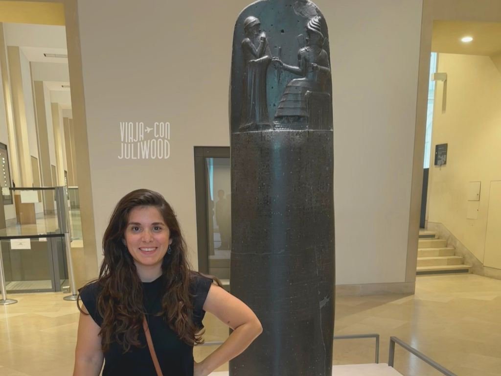Estela del Código de Hammurabi en el Louvre, gran bloque de basalto con relieves en la parte superior y escritura cuneiforme.
