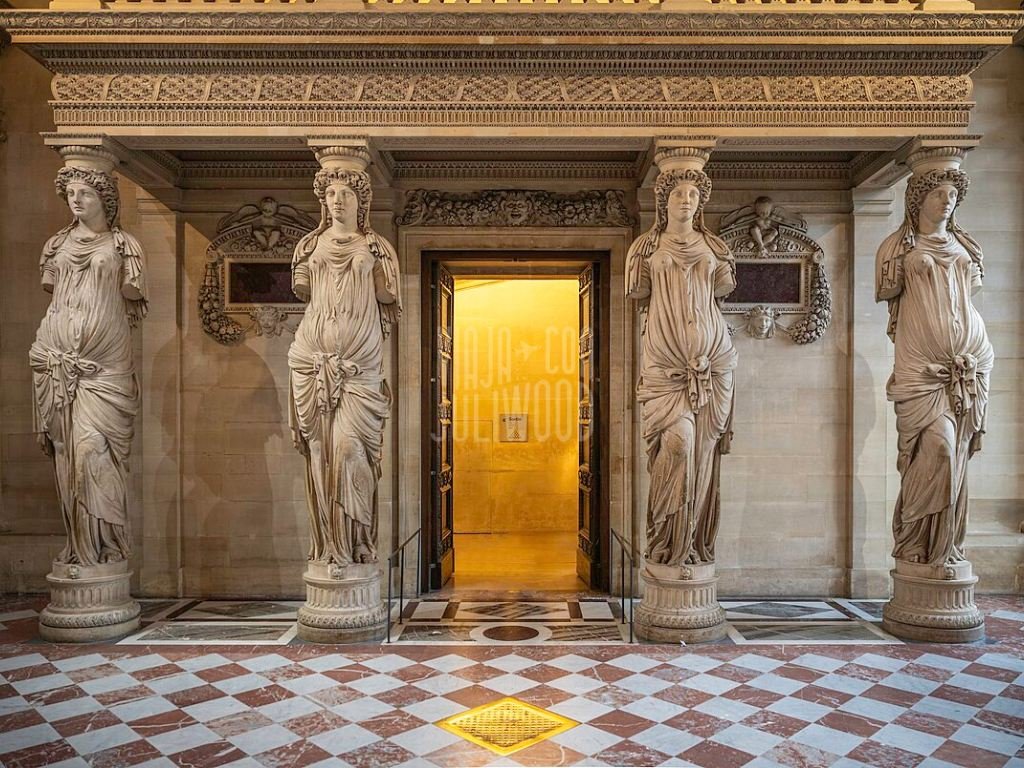 Entrada de la Sala de las Cariátides en el Louvre, con cuatro esculturas de mujeres que sostienen el pórtico en un ambiente clásico y elegante.