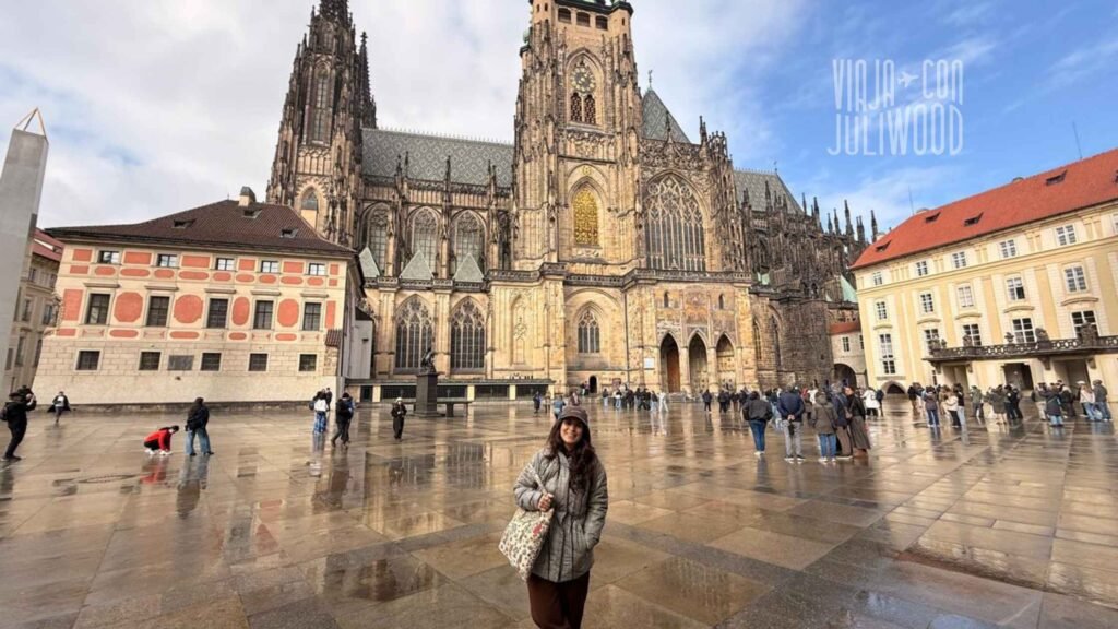 Catedral de San Vito dentro del Castillo de Praga, con su imponente arquitectura gótica y plaza abierta.
