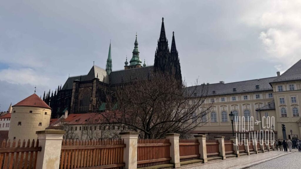 Vista del Castillo de Praga y la Catedral de San Vito desde el complejo, con arquitectura histórica alrededor.