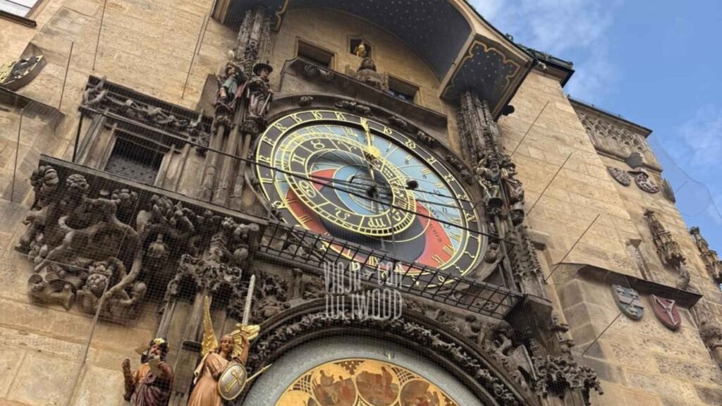 Reloj astronómico de Praga con detalles dorados y figuras medievales en la fachada del Ayuntamiento de la Ciudad Vieja.