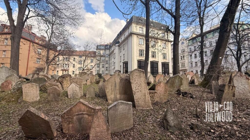 Antiguo cementerio judío de Praga con lápidas inclinadas y amontonadas entre árboles en el barrio de Josefov.