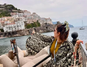 Vista panorámica del pueblo de Amalfi desde el puerto, uno de los destinos más famosos de la Costa Amalfitana.