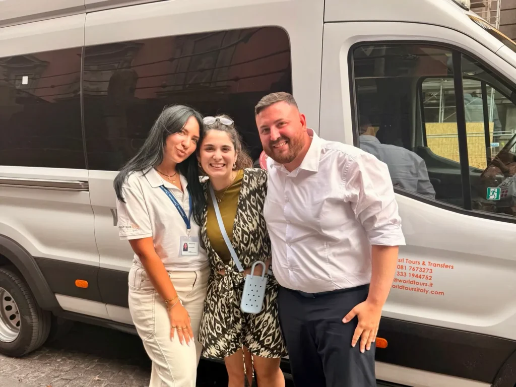 Foto junto a la guía y el conductor de World Tour Naples antes de comenzar la excursión de un día por la Costa Amalfitana desde Nápoles.