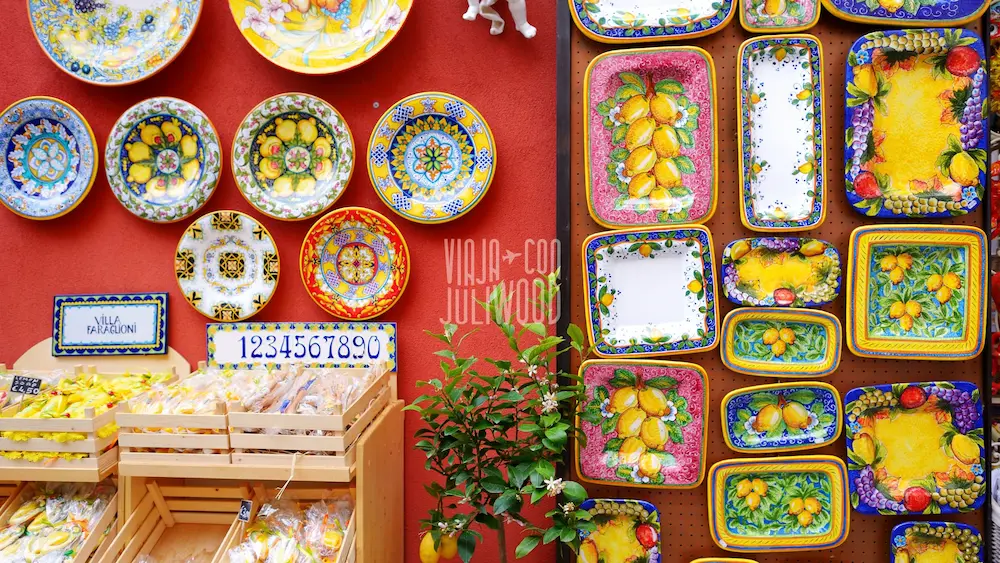 Tienda de cerámicas artesanales típicas de la Costa Amalfitana con diseños inspirados en los limones de Sorrento y Amalfi.