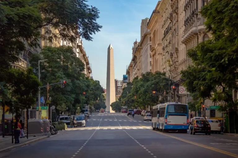 Vista del Obelisco de Buenos Aires desde una avenida del centro porteño, uno de los monumentos emblemáticos de Argentina