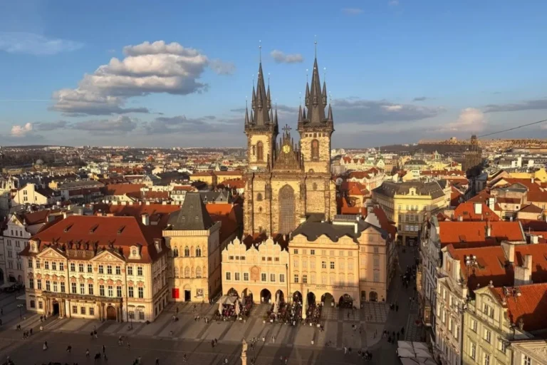 Vista panorámica de la Plaza de la Ciudad Vieja de Praga con la Iglesia de Nuestra Señora de Týn y el centro histórico