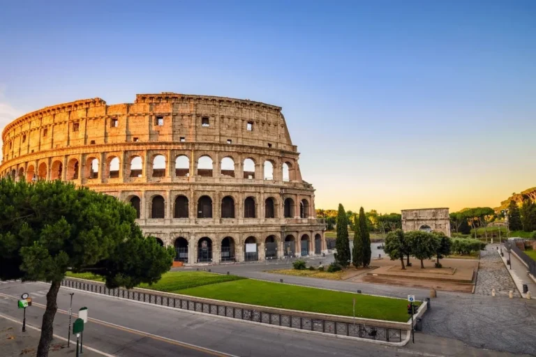 Coliseo de Roma al atardecer, monumento histórico de la Antigua Roma y una de las principales atracciones de Italia