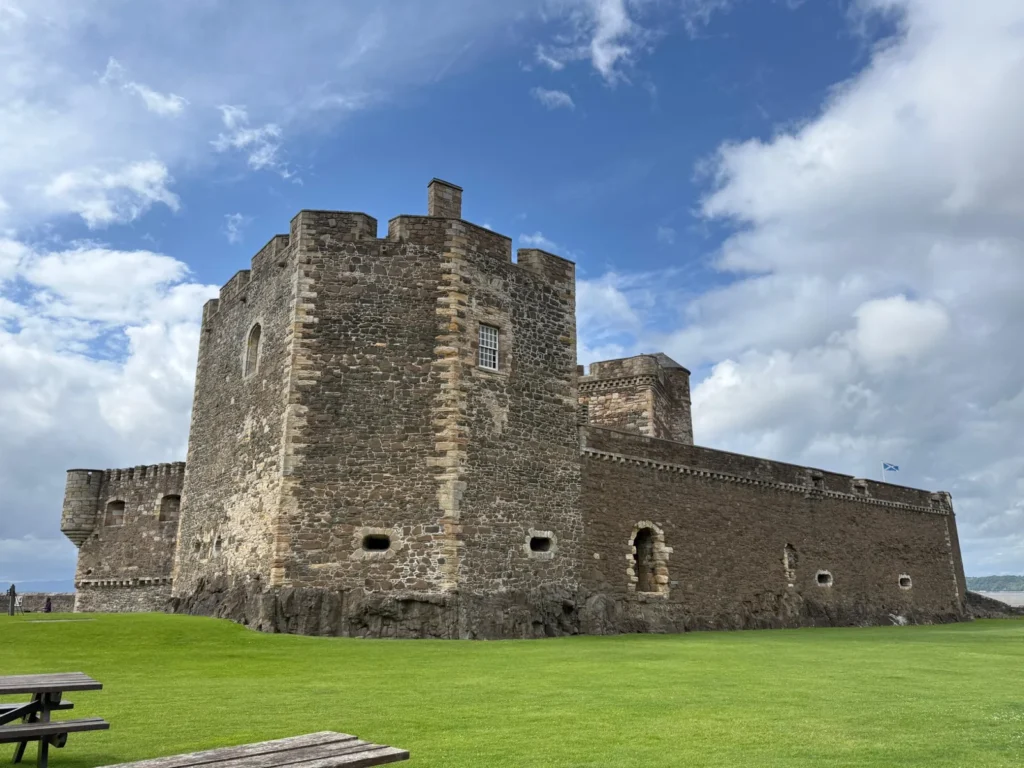 Vista exterior de Blackness Castle en Escocia, fortaleza que representa Fort William en Outlander.