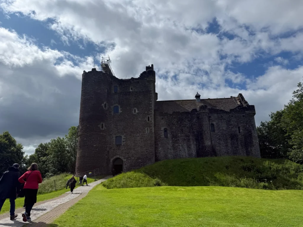 Fachada medieval de Doune Castle en Escocia, conocido como el castillo del clan MacKenzie en Outlander.