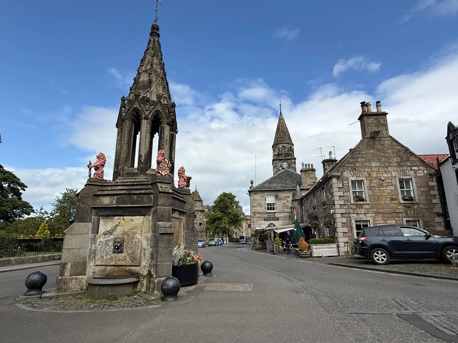 Fuente Bruce Fountain en el centro de Falkland, pueblo escocés que representa Inverness en Outlander.